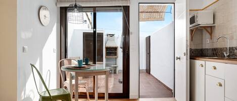 Kühlschrank, Mikrowelle, Herdplatte, Wasserkocher mit Kaffee-/Teezubehör