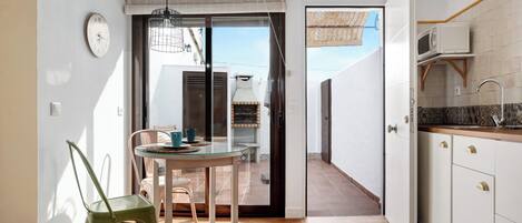 Kjøleskap, mikrobølgeovn, kokeplater og kaffetrakter/tekoker