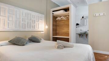 Een strijkplank/strijkijzer, gratis wifi, beddengoed