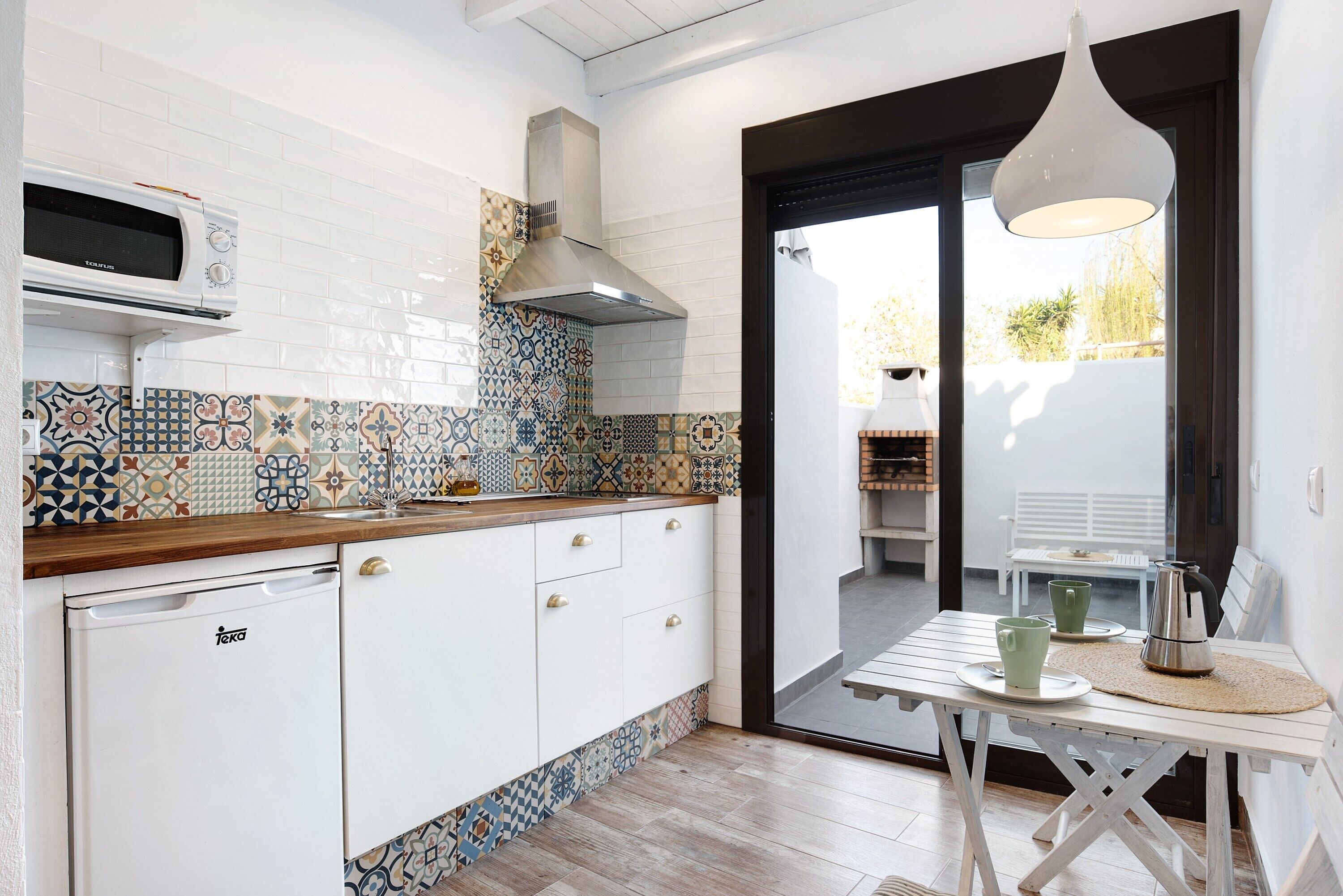 Kylskåp, mikrovågsugn, spishäll och kaffe- och tebryggare