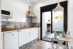 Fridge, microwave, stovetop, coffee/tea maker - Studio 'Marta' close to the Sea with Terrace & Wi-Fi (Conil)
