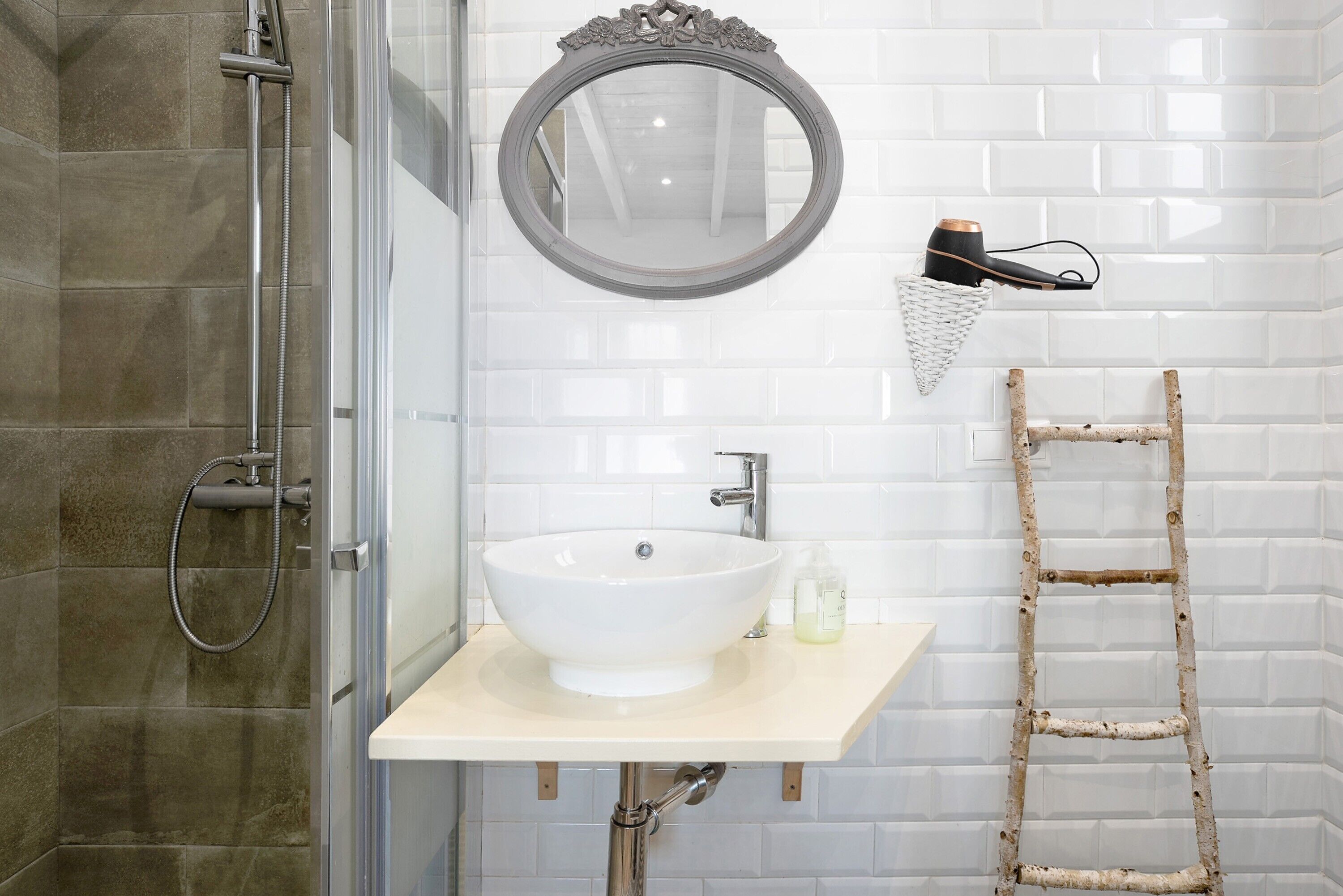 Bruser, hårtørrer, håndklæder