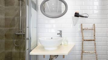 Bruser, hårtørrer, håndklæder