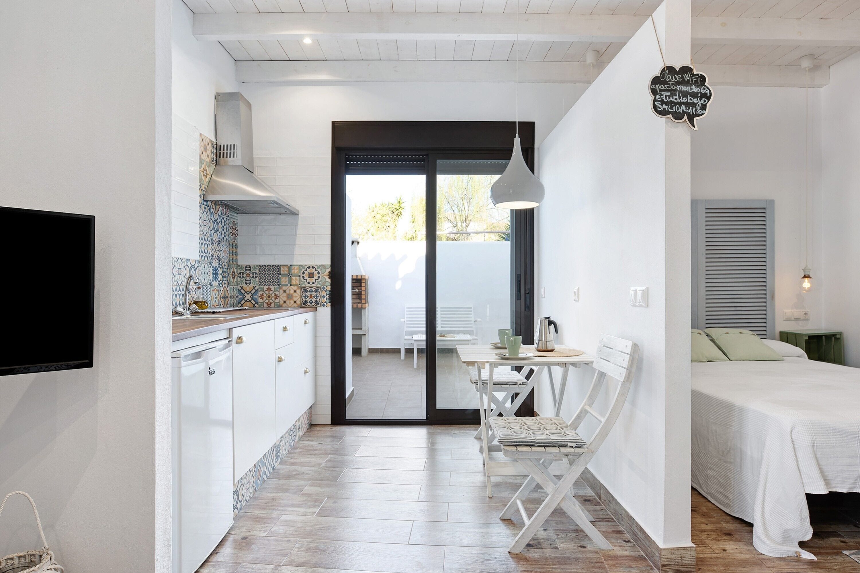 Free WiFi, bed sheets