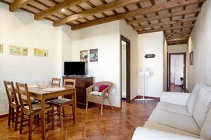 TV - Apartment 'Marta' close to the Sea with Terrace & Wi-Fi (Conil)