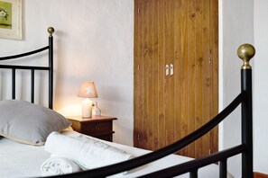 2 bedrooms, iron/ironing board, free WiFi, bed sheets - Apartment 'Marta' close to the Sea with Terrace & Wi-Fi (Conil)