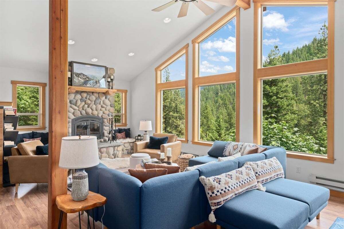 Smart TV, fireplace, books, stereo