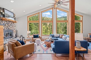 Televisión, chimenea y estéreo 