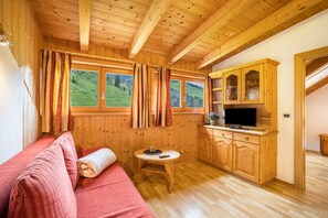 TV, fireplace - 'Bolser Apartment Plan de Corones' with Mountain View, Garden & Wi-Fi (Pieve di Marebbe)