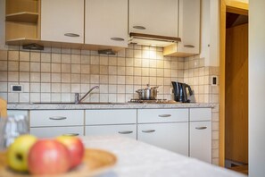 Réfrigérateur, micro-ondes, plaque de cuisson, lave-vaisselle