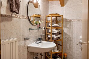 Suihku, hiustenkuivaaja, pyyhkeet