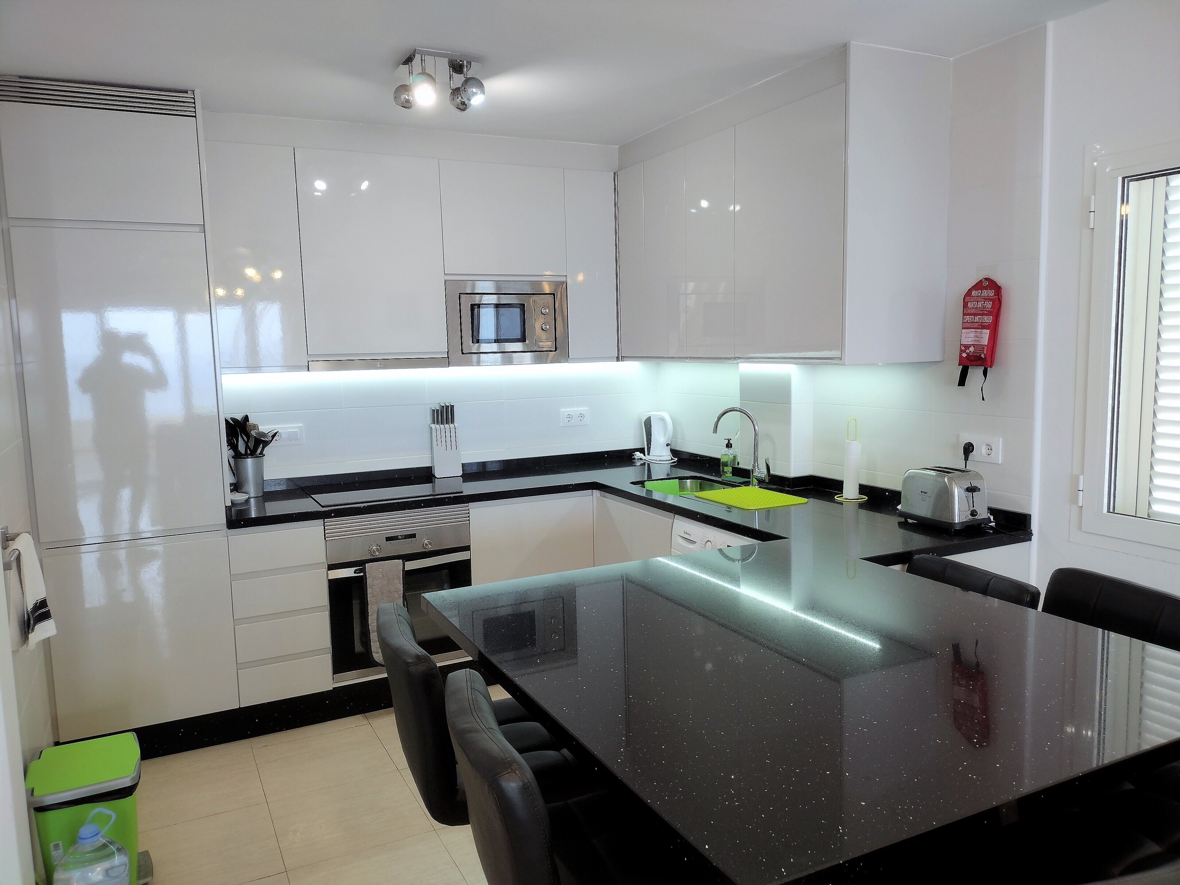 Réfrigérateur, micro-ondes, four, plaque de cuisson