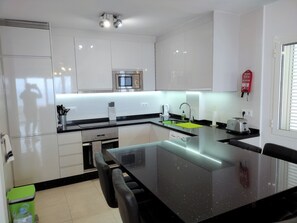 Kylskåp, mikrovågsugn, ugn och spishäll