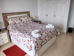 3 chambres, fer et planche à repasser, Wi-Fi gratuit, draps fournis