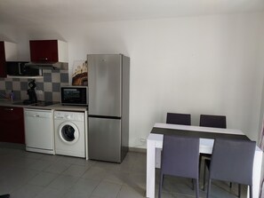 Réfrigérateur, four à micro-ondes, un four, surface de cuisson