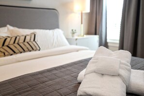 3 habitaciones, tabla de planchar con plancha, wifi y ropa de cama
