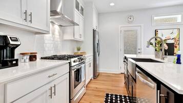 Een koelkast, een magnetron, een oven, een kookplaat