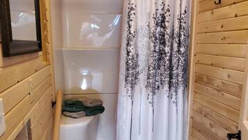 Douche, serviettes fournies, papier toilette