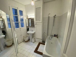 Baignoire, sèche-cheveux, serviettes fournies, savon