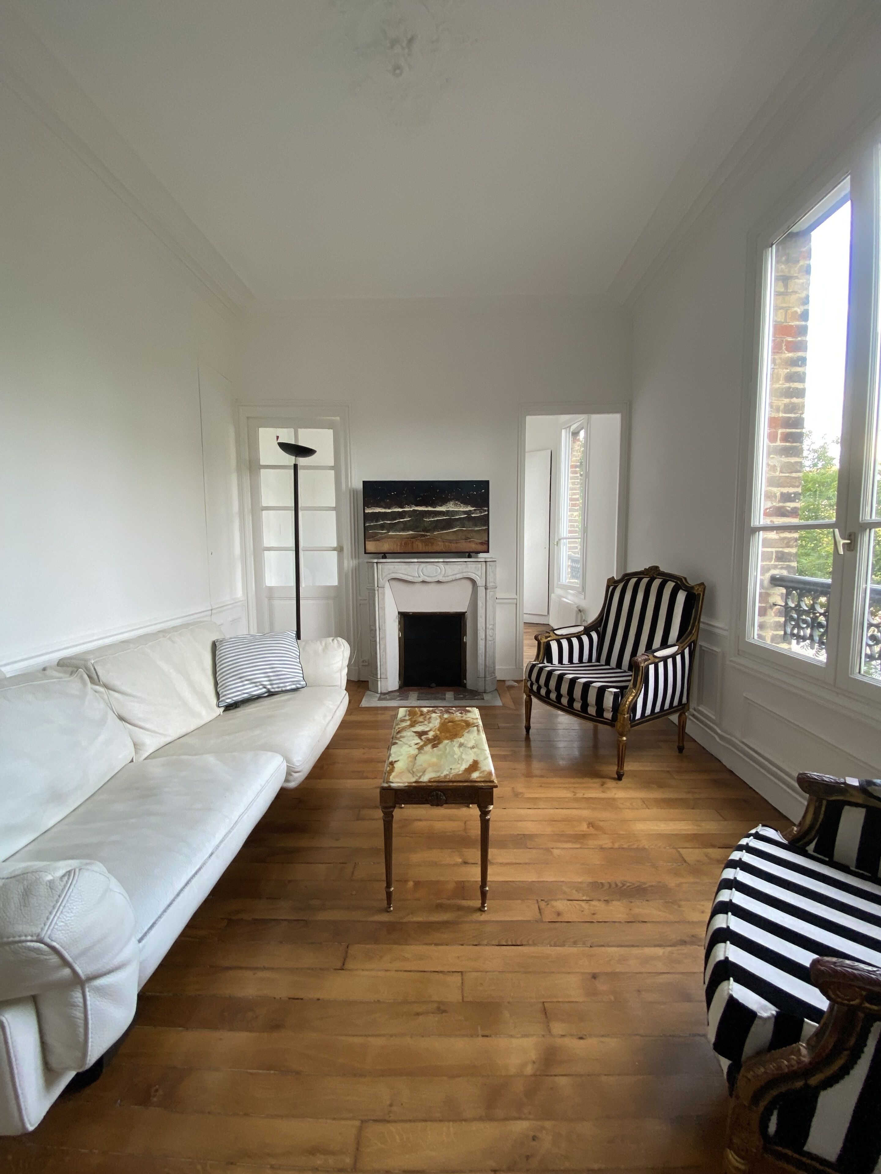 A Bright And Sunny 85sqm Apartment In The Heart Of L'île Saint Louis. - Paris