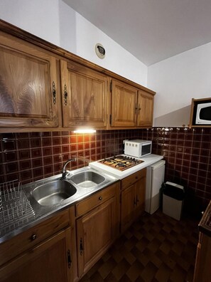 Micro-ondes, four, cafetière/bouilloire