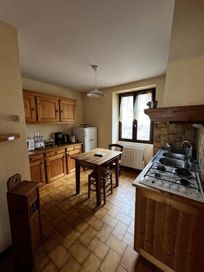 Kühlschrank, Mikrowelle, Ofen, Wasserkocher mit Kaffee-/Teezubehör