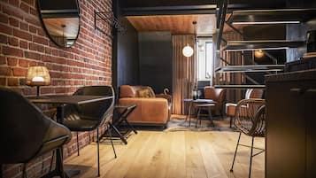 Suite – grand, 1 queensize-seng, ikke-røyk, byutsikt | Oppholdsområde | Smart-TV