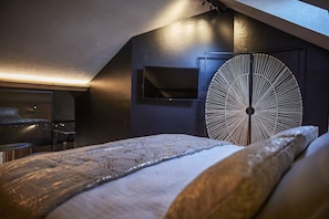 Suíte grand, 1 cama Queen, para não fumantes, vista para a cidade | Roupas de cama premium, camas Select Comfort, cofres nos quartos