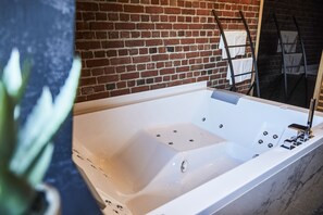 Grand-Suite, 1 Queen-Bett, Nichtraucher, Stadtblick | Eigener Whirlpool