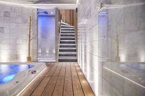 Suíte real, 1 cama Queen, para não fumantes, vista para a cidade | Banheira de hidromassagem particular