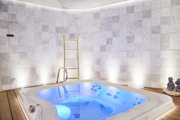 Private spa tub - Hotel ONIRO - Luxury Rooms & Wellness Suites (Tournai)