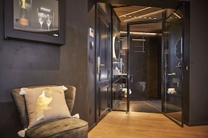 Quarto superluxo, 1 cama Queen, para não fumantes, vista para a cidade | Banheiro | Produtos de toalete grátis, secador de cabelo, roupões de banho