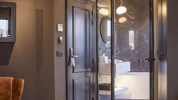 Design Room, 1 Queen Bed, Non Smoking, City View | Premium bedding, Select Comfort beds, in-room safe, blackout drapes