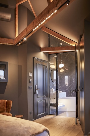 Chambre Design, 1 grand lit, non-fumeurs, vue ville | Literie de qualité supérieure, matelas Select Comfort. Hotel ONIRO - Luxury Rooms & Wellness Suites