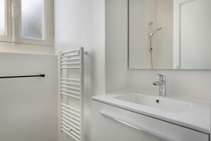 Baignoire, sèche-cheveux