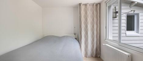 4 bedrooms, iron/ironing board, free WiFi