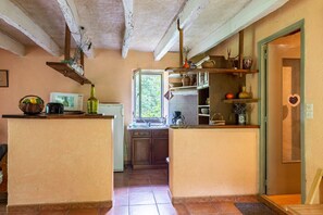 Réfrigérateur, un four, cafetière-théière, bouilloire électrique