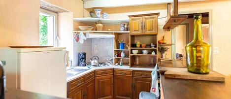 Fridge, oven, coffee/tea maker, electric kettle