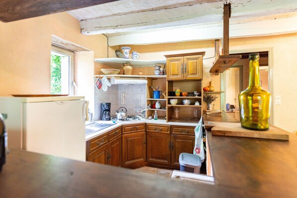Fridge, oven, coffee/tea maker, electric kettle