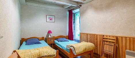 2 bedrooms, iron/ironing board