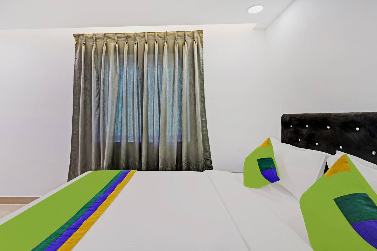 Habitación doble Premium | Escritorio y tabla de planchar con plancha