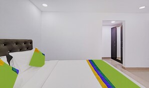 Habitación doble Deluxe | Escritorio y tabla de planchar con plancha