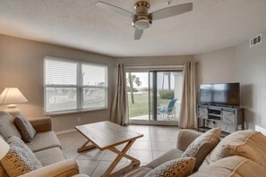 Living area - Beach Front, Private Beach Access, Beach Chair Service Included (Miramar Beach)
