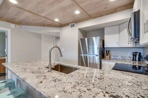 Fridge, microwave, oven, stovetop - Beach Front, Private Beach Access, Beach Chair Service Included (Miramar Beach)