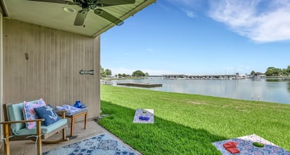 Luxury Romantic Lakefront Condo walking distance to restaurants & boat access