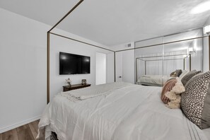1 室のベッドルーム、デスク、WiFi (無料)、ベッドシーツ