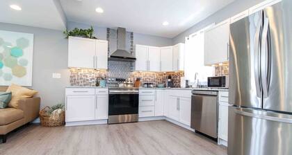 Lux 4-Bedroom DSM Home, Great Location!