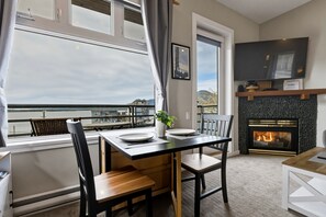 Dining - Fred Tibbs #17 I Ocean View I Fireplace I Downtown I Bakery I Cozy (Tofino)
