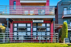 Exterior - Fred Tibbs #17 I Ocean View I Fireplace I Downtown I Bakery I Cozy (Tofino)