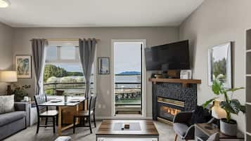 Smart TV, fireplace